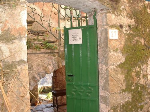 a green door on the side of a building at Medieval Village B&B in Ne