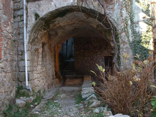 an old brick tunnel with a door in a building at Medieval Village B&B in Ne