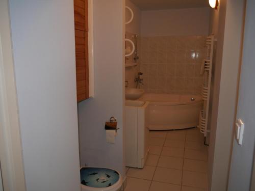 een badkamer met een bad, een toilet en een wastafel bij Apartament w centrum Gdyni in Gdynia