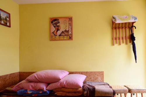 a room with two pink pillows on a bed at Domki letniskowe U GOSI in Trzęsacz