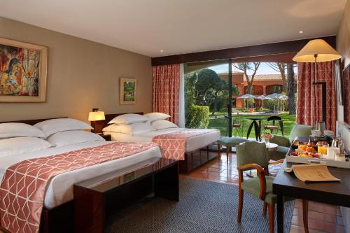 Кровать или кровати в номере Villa Duflot Hôtel & Spa Perpignan