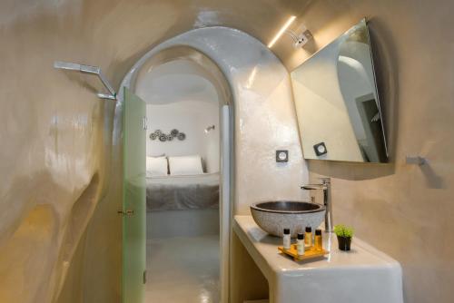 łazienka z umywalką i lustrem w obiekcie Antrum Cave Villa w Imerovíglion