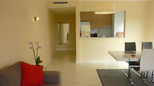 Beachfront Seaview Litoralmar apt, Fast WIFI, Airco, Pool, Private Parking