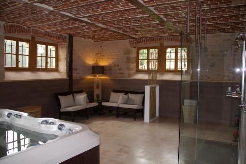 uma casa de banho com uma banheira, um lavatório e um chuveiro em Château de Béguin em Lurcy-Lévis
