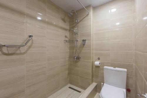 ein Badezimmer mit Dusche mit Toilette und Glasdusche in der Unterkunft Marjanishvili Studios in Tbilisi City