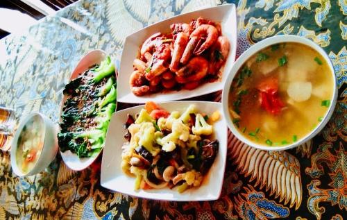 ゲストハウスの敷地内または近くでの食事または食べ物