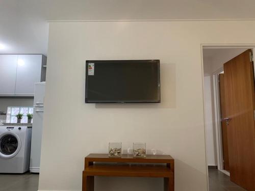 een flatscreen-tv aan een muur in een keuken bij Departamento Nueva Cordoba pa 4personas in Cordoba