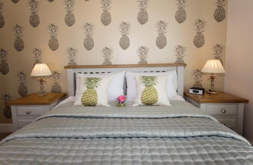 a bedroom with a bed with two pineapple pillows at Best Luxury Apart Hotel in Oxford- Beechwood House in Oxford