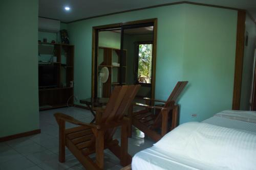 a bedroom with a bed and a table and two chairs at CasitaCecropia Rental in Drake