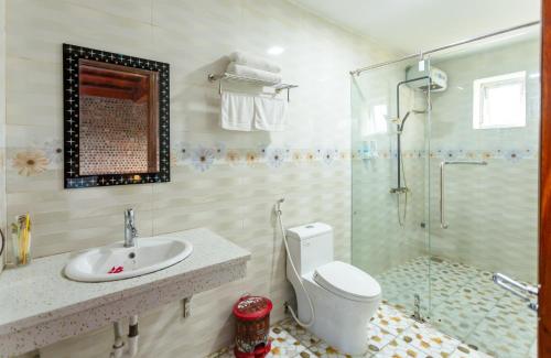 Un baño con inodoro, lavabo y ducha. en Bai Dinh Eco Homestay, en Ninh Binh
