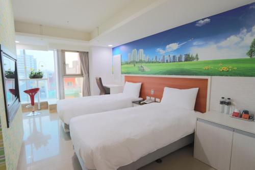 中壢區的住宿－以琳商務旅館，酒店客房设有两张床,墙上挂有绘画作品