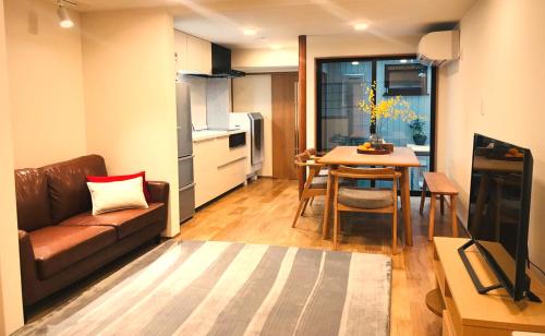 Kuchyň nebo kuchyňský kout v ubytování NAOUMI HOUSE