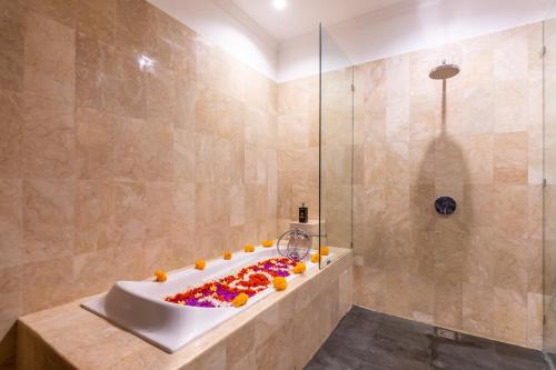 a bathroom with a tub with fruit in it at Villa Sonia Bisma in Ubud