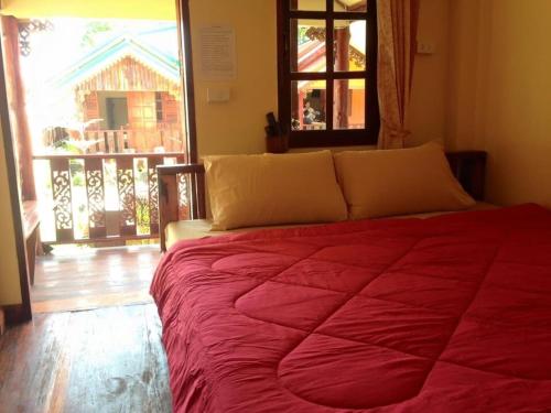 Tempat tidur dalam kamar di Ruanmai Style Resort 1