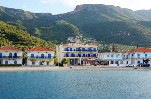 un grupo de casas en la orilla de un cuerpo de agua en KAMVISSIS HOTEL en Tiros