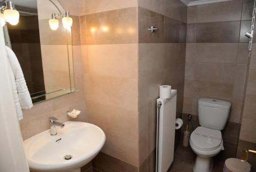 Koupelna v ubytování KAMVISSIS HOTEL