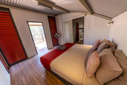 una camera con un grande letto e un divano di Bungle Bungle Savannah Lodge a Turkey Creek