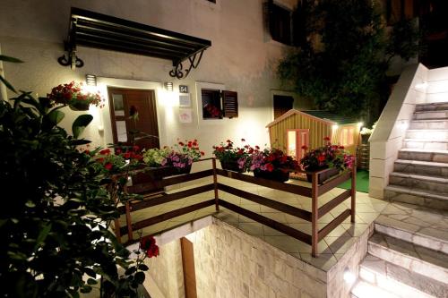 a house with flowers on the side of it at Apartments Ardura in Petrovac na Moru