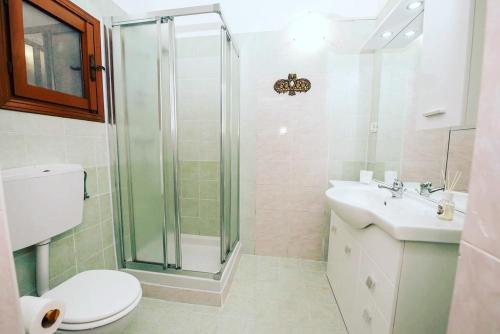 uma casa de banho com um chuveiro, um WC e um lavatório. em Casa Giulia near Lazise, Garda lake and Gardaland em Lazise