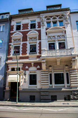 a building on the corner of a street at Hotel Stern in Düsseldorf