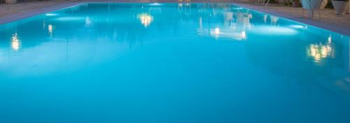 オストゥーニにあるBed & Breakfast da Fabio e Paolaの青い水のスイミングプール