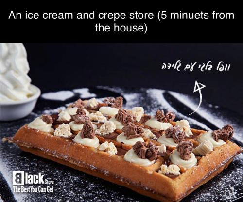 an ice cream and grapestore store minutes from the house at valentine House in Deir Ḥannā