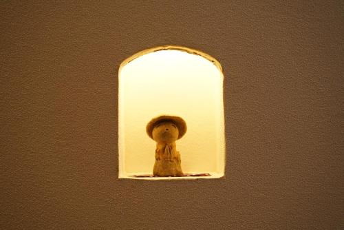 a small toy person in a window on a wall at Akari no Yado Okabe in Shibukawa