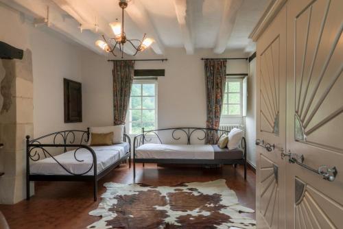 - une chambre avec 2 lits et 2 fenêtres dans l'établissement Picturesque country house - Le Mini Vau, à Continvoir