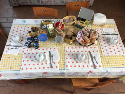 widok na stół z jedzeniem w obiekcie Casa Ary w mieście Frattamaggiore
