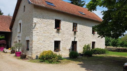 un edificio in pietra bianca con tetto rosso di Auberge du Vernay a Charette
