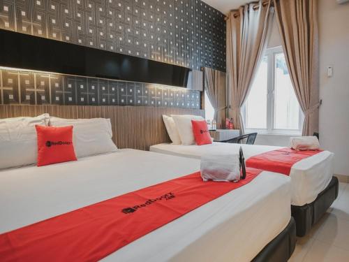 Postel nebo postele na pokoji v ubytování RedDoorz @ Jamin Ginting Medan