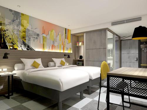 贝克西ibis Styles Bekasi Jatibening的一间带大床和书桌的卧室