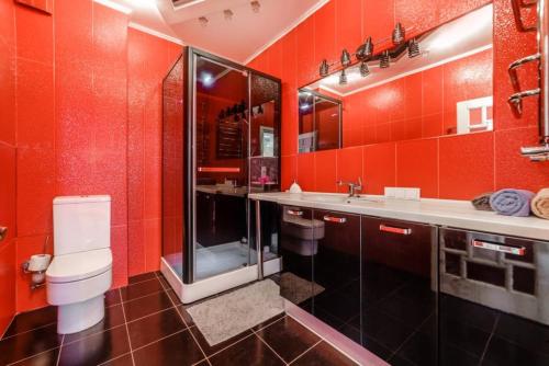 チョロノモスクにあるVIP house near seaの赤いバスルーム(トイレ、洗面台付)