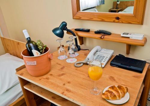 卡尔洛瓦茨科德巴基雅汽车旅馆的一张桌子，上面有一部电话、一瓶酒和一盘面包