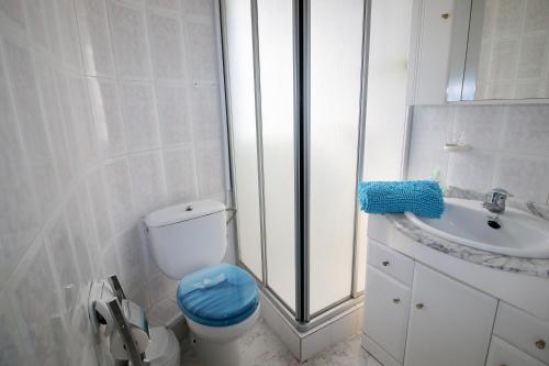W łazience znajduje się prysznic, toaleta i umywalka. w obiekcie Albaranas w mieście Denia