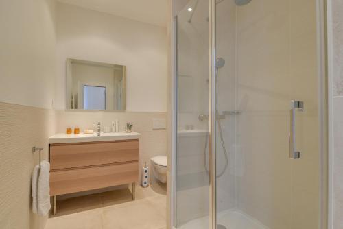 une salle de bain avec une douche, un lavabo et des toilettes dans l'établissement Sweett - Clery, à Paris