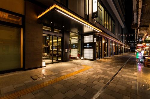 Hotel Hanshin Annex Osaka في أوساكا: شارع فاضي في مدينه بالليل