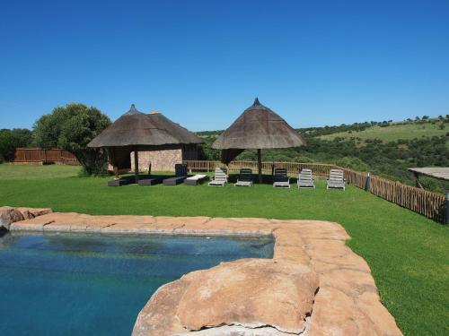 Swimmingpoolen hos eller tæt på Mahikeng Lodge