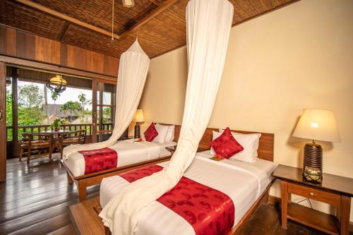 Postel nebo postele na pokoji v ubytování Ananda Ubud Resort