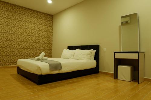 Una cama o camas en una habitación de Bangi Perdana Hotel