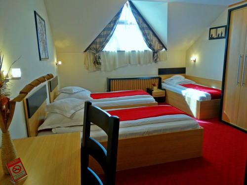 Ένα ή περισσότερα κρεβάτια σε δωμάτιο στο Pensiunea Komodo