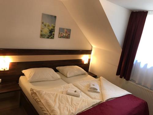 Un pat sau paturi într-o cameră la Guest House Hober
