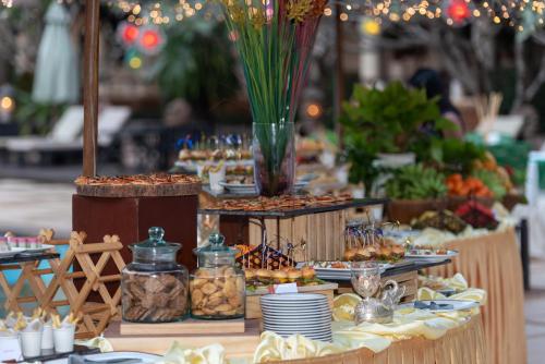 een buffet met eten op een tafel met borden bij Royal Angkor Resort & Spa in Siem Reap