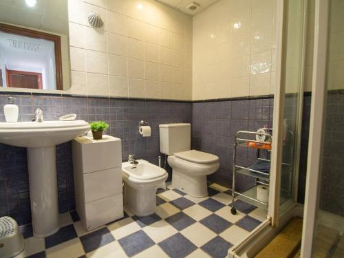 Ένα μπάνιο στο Casa en L Escala con piscina y WIFI free