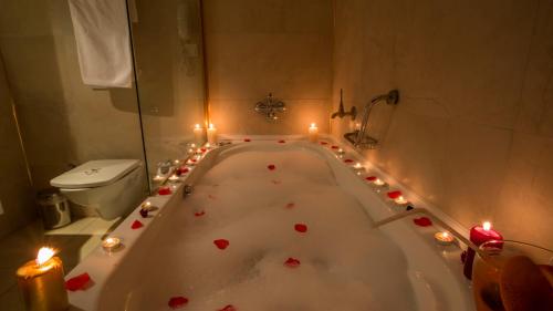 ein Badezimmer mit einer Badewanne mit Kerzen und Herzen in der Unterkunft Sarot Termal Park Resort & Spa - Halal Hotel in Bolu