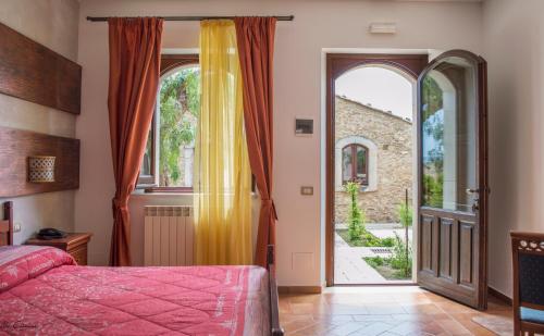卡尔塔吉罗Villa D'Andrea的一间卧室设有一张床和一个开放式门