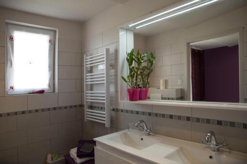 y baño con lavabo y espejo. en Studio l'Obrador 25 m2, vue jardin & terrasse + accès piscine, en Rieux-Minervois