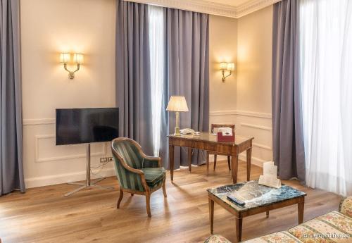 a living room filled with furniture and a fireplace at Grand Hotel Sitea in Turin