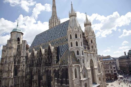 un gran edificio catedral con muchas ventanas en Pension Sacher - Apartments am Stephansplatz, en Viena