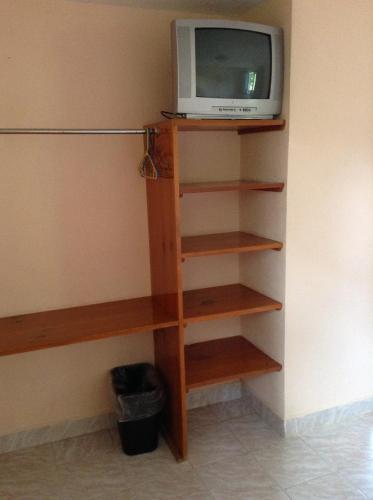 a tv sitting on top of a book shelf at Hotel Tecozautla in Tecozautla